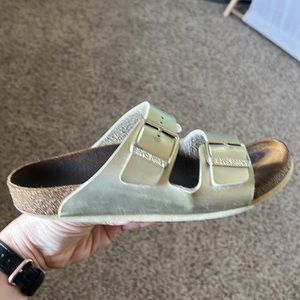 Girls Birkenstocks Gold Metallic Sz 34 (girls sz 3-3 1/2)